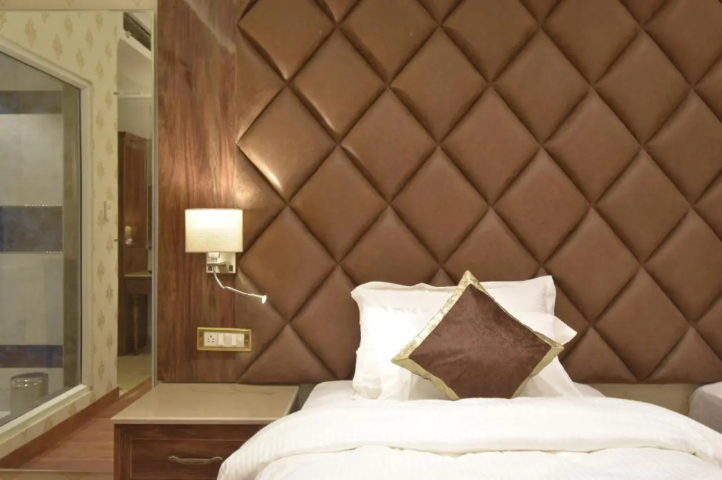 Grand Him Queen AC Room