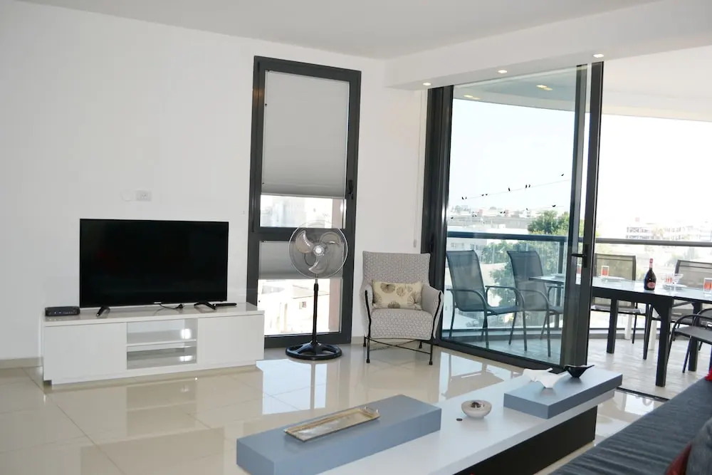 Design Apt Parking Included 2BDR TL16