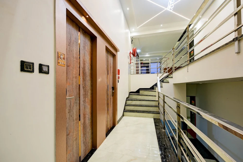 Hotel Pearl Plaza, City Centre - Near Connaught Place & NDLS Railway Station