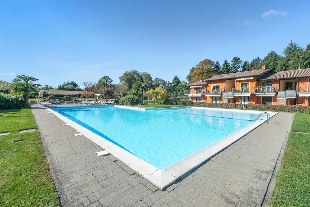 Blu Oltrelago Pool & Lake