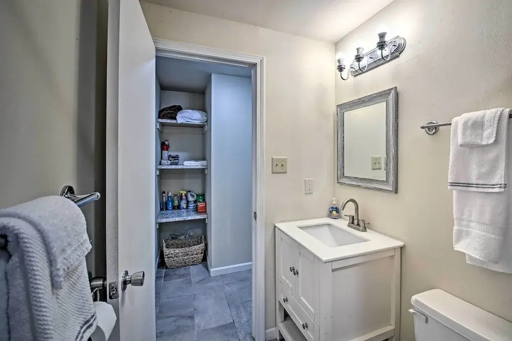 Near Nat'l Park: Hollywood Park Hot Springs Home
