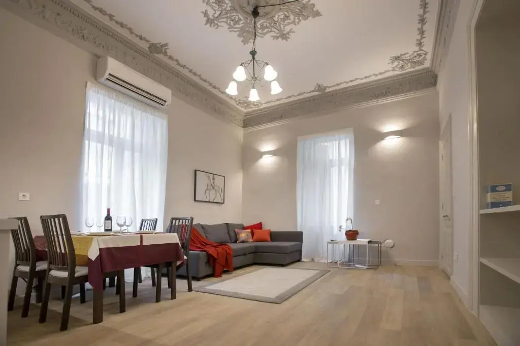 Magnificent neoclassical apt in Syntagma-Plaka by GHH