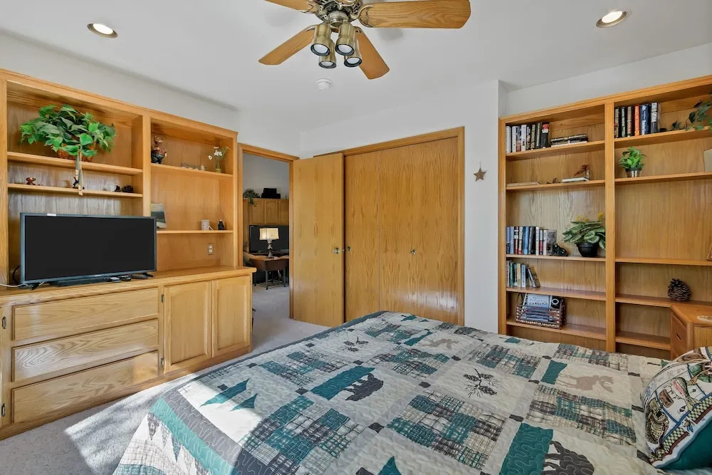 8 Crag Home with Private Indoor Hot Tub, Bike is Provided for Outdoor Activities by RedAwning