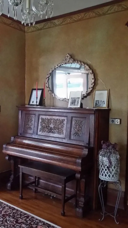 Chestnut Charm Bed & Breakfast