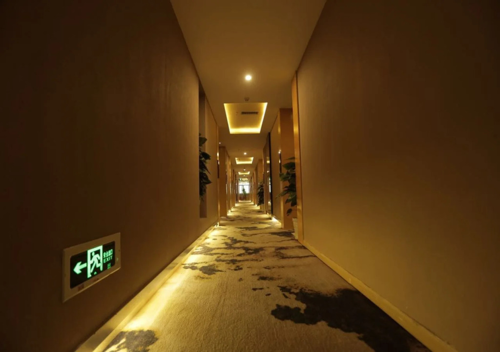 Ease Hotel (Shenzhen Huaqiangbei Yannan Metro Station)