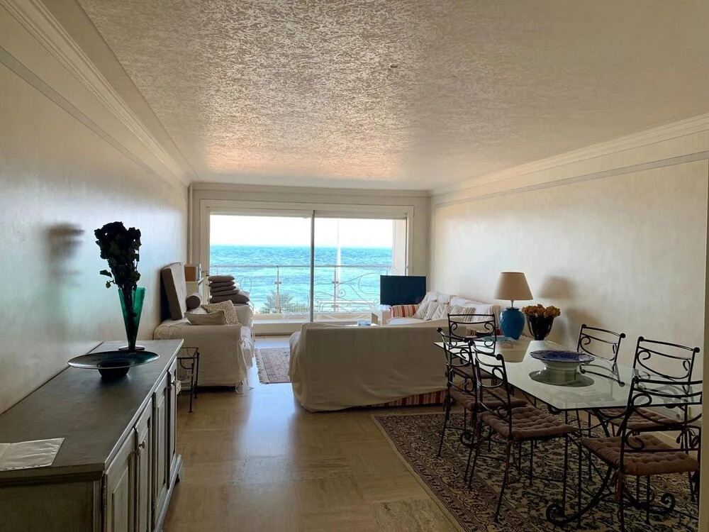Sea View Flat, beach access by GuestReady