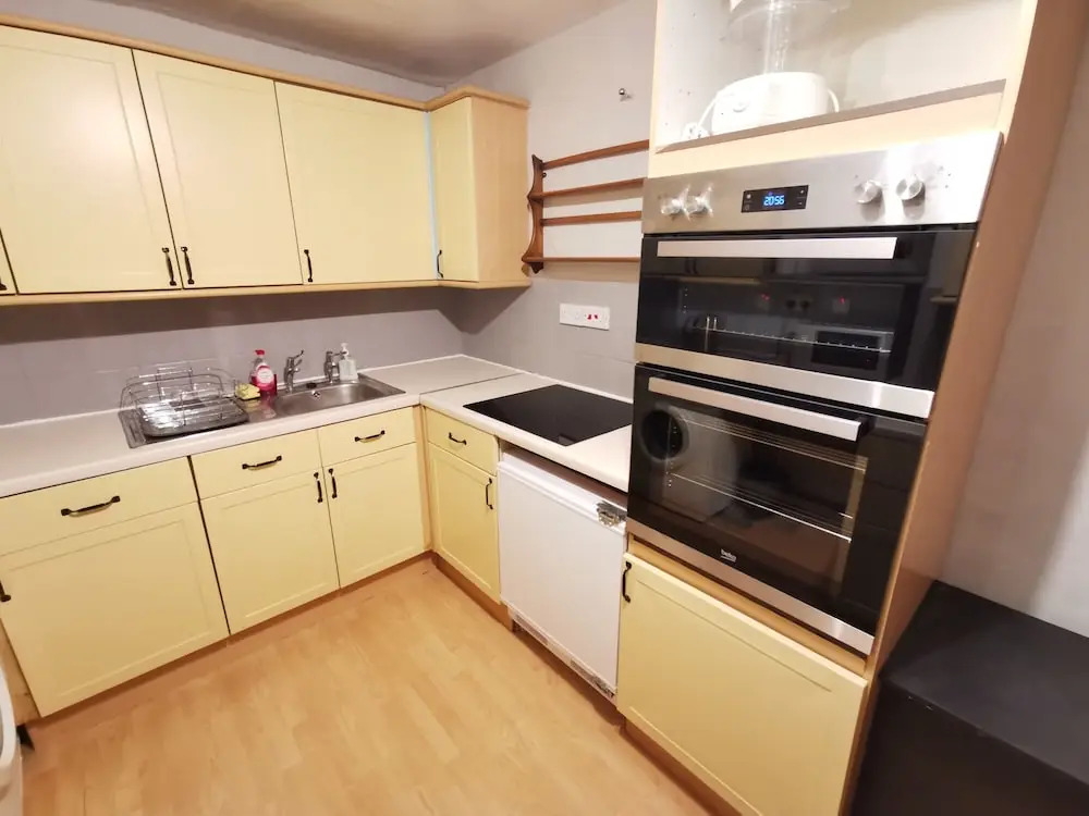 House - Sleeps up to 14 & Parking Available