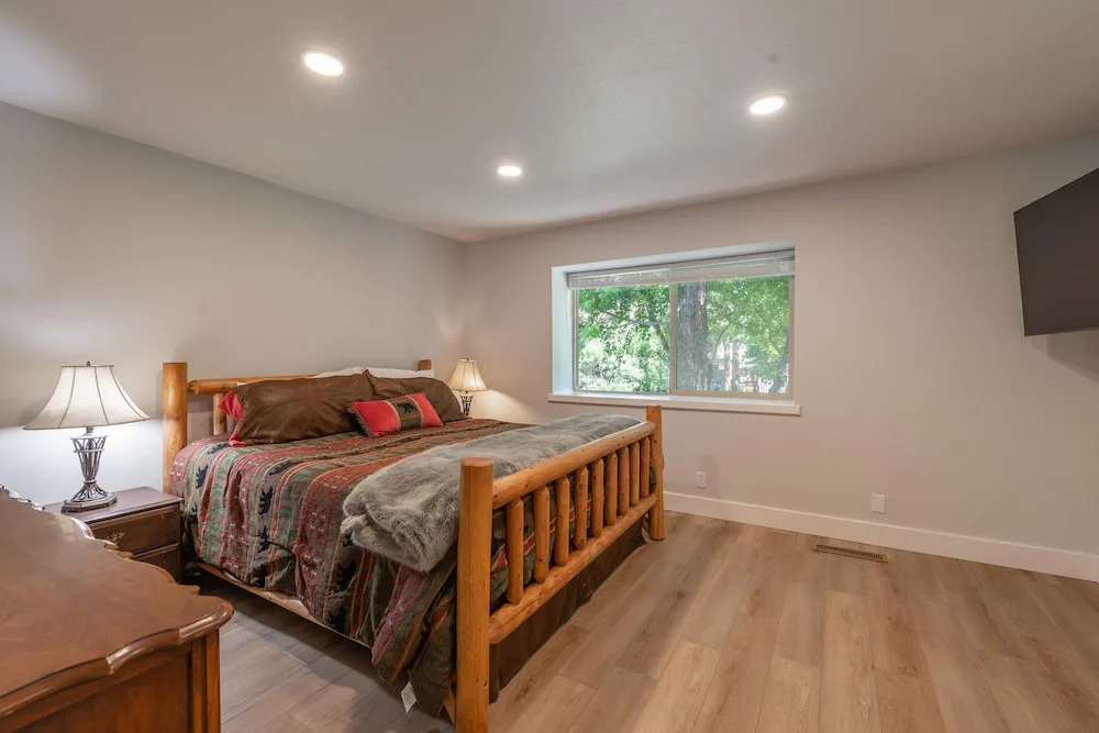 Tahoe City Condo for 8 Slopes Beach Town by Sierra Getaways