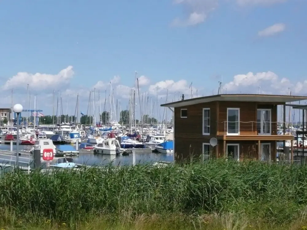 Hausboot in Kroeslin am Bodden