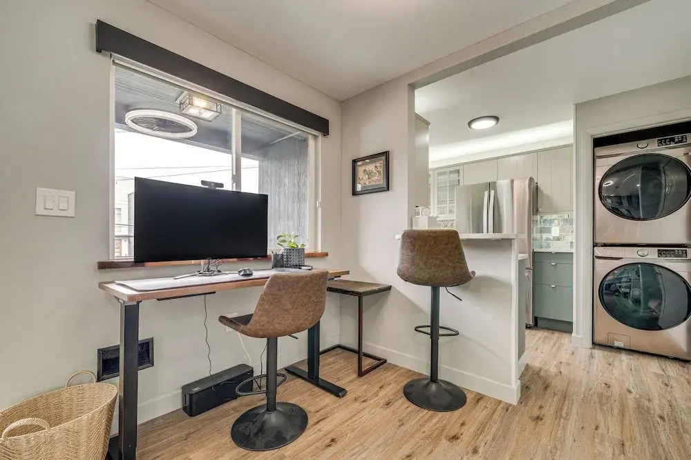 2 Blocks to Beach Park: Cozy Seattle Townhome