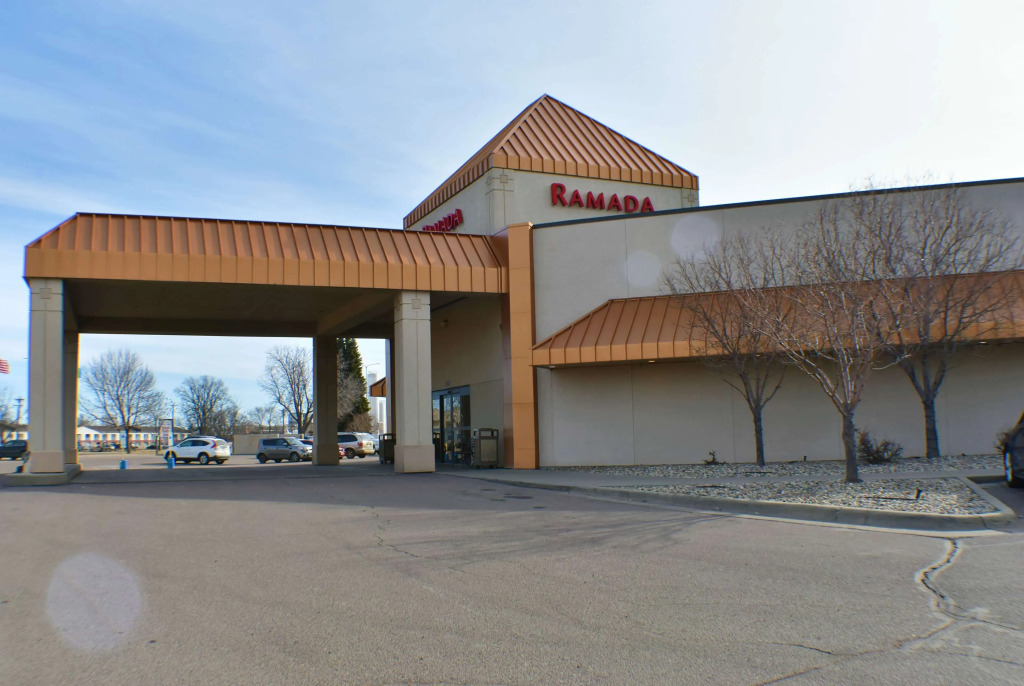 Ramada by Wyndham Sioux Falls Airport - Waterpark Resort & Event Center