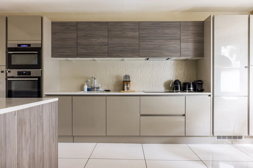 Bright South Kensington Garden Maisonette with AC and Gym Room