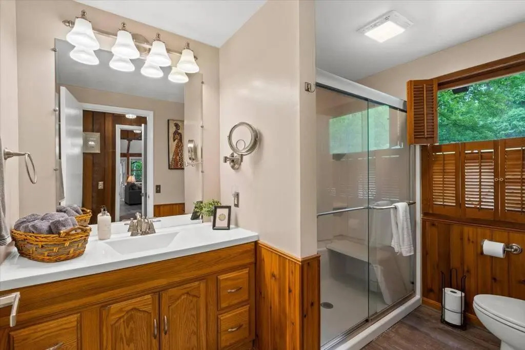 The Gingerbread House: 4 BR chalet, w/ Sunroom/Deck, sleeps 12, modern amenities