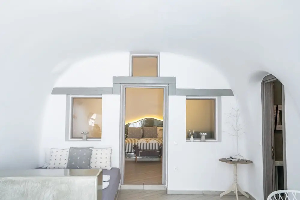 Fira-Cave-Sleeps 13-Parking-Pool-Pet Friendly