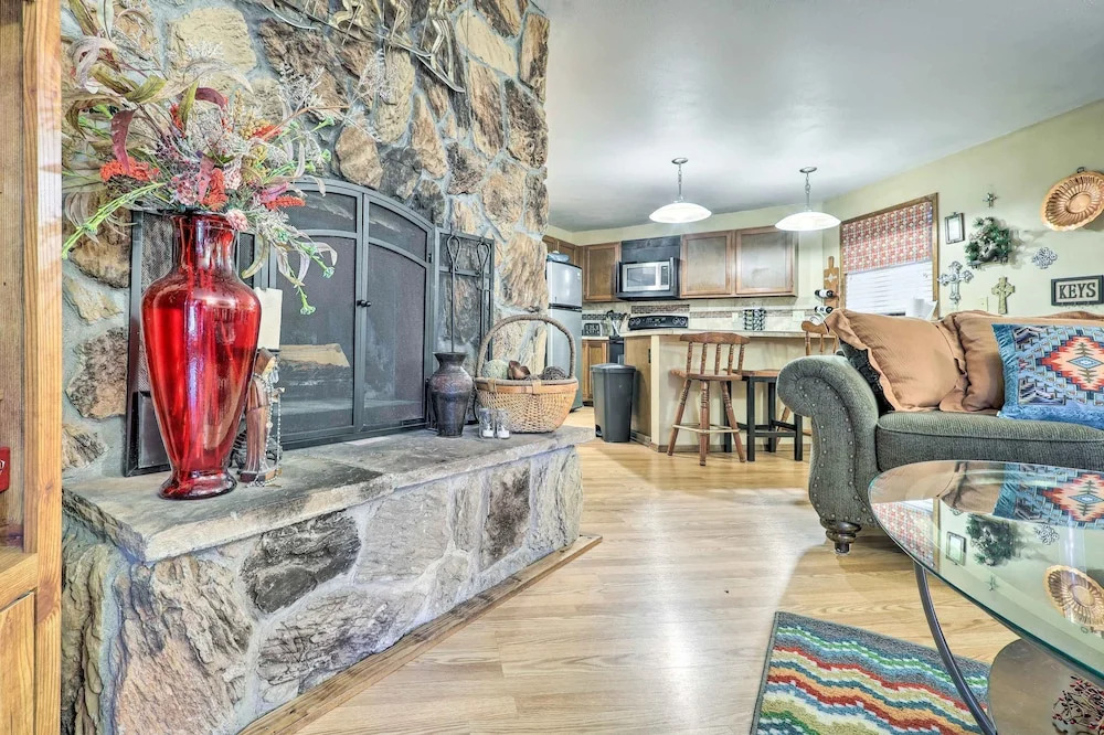 Rustic Condo w/ Deck < 1 Mi to Angel Fire Resort!