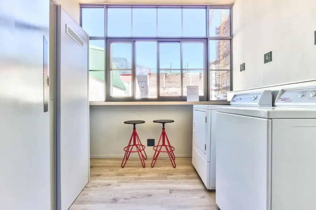 Upmarket East City Apartment w views