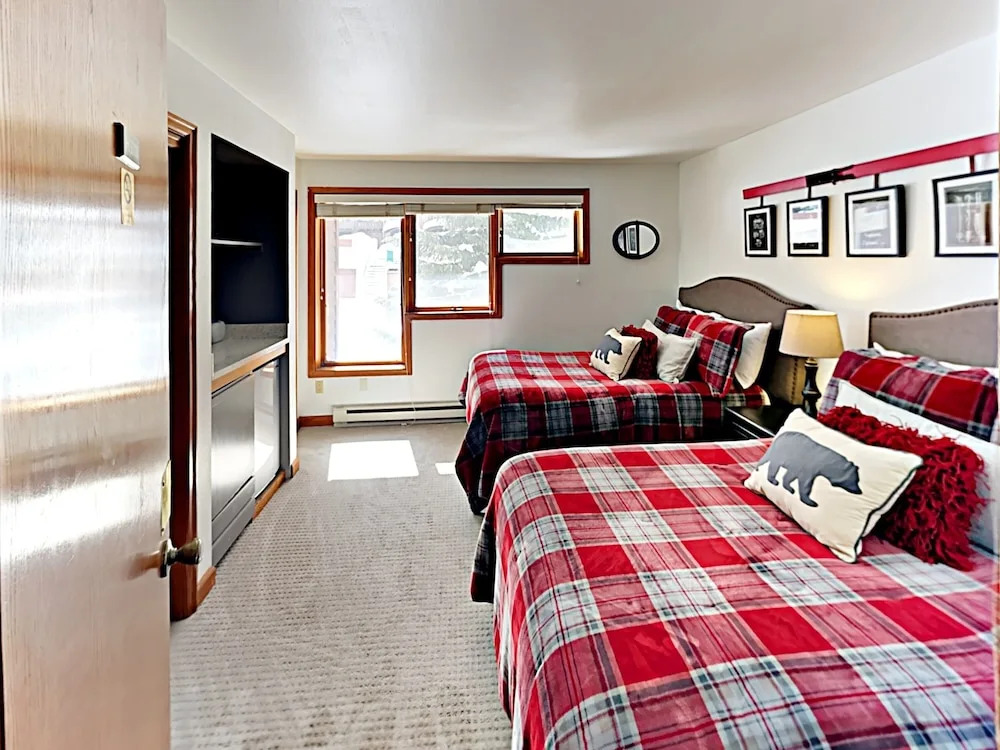Sophisticated Ski-in/ski-out W/ Balcony & Fireplace 2 Bedroom Condo