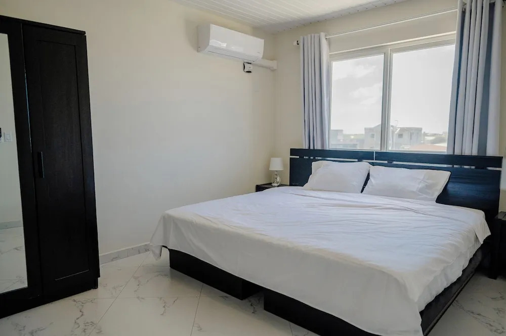 Spacious 4-bedroom Apartment 2 km From Eagle Beach - Dream Suites Aruba