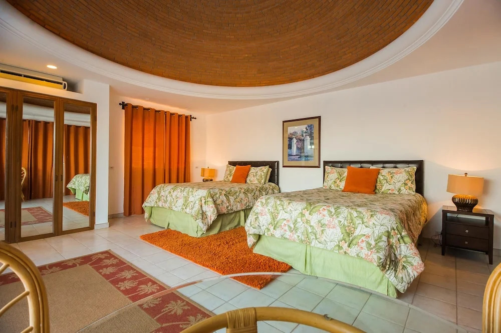 Elegant 6 Bedroom Villa With Amazing Ocean Views: Villa Clara Vista