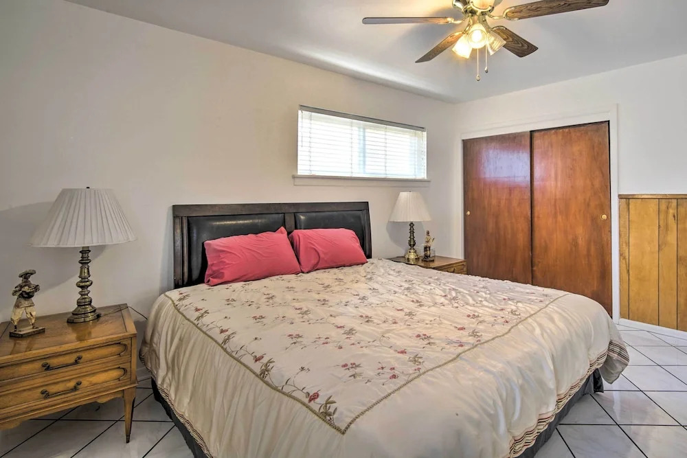 El Paso Home < 1 Mi to Lone Star Golf Club!