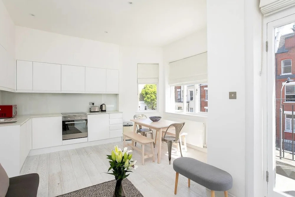 Stunning 2BR Home in West Kensington W/balcony