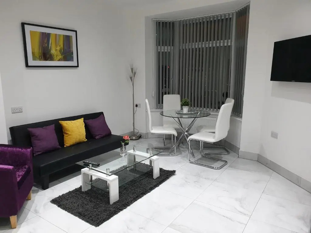 Spacious 3-Bedroom House Near Leeds City Centre By Homebird Property Management Short Lets & Serviced Accommodation Leeds With En-Suite Bathrooms & Free Parking