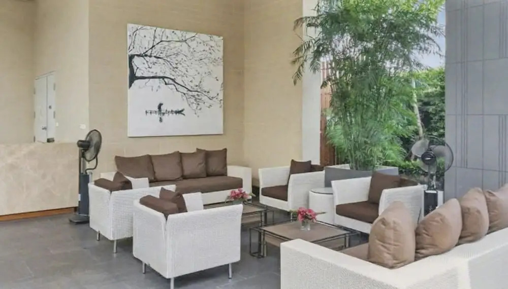 S39- 1 BR Downtown Bangkok Apt with Balcony and Pool