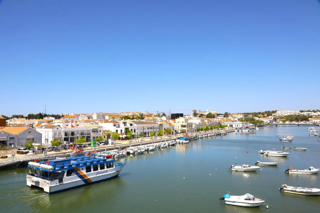 Stylish Townhouse In Tavira Centre, Shared Pool