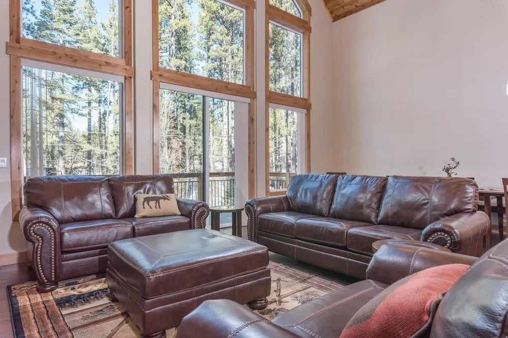 Expansive 6br W/ Hot Tub, Pool Table & 4 Balconies 6 Bedroom Home