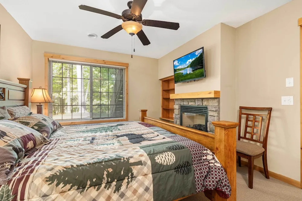 Gull Lake All-season Getaway w/ Private Deck