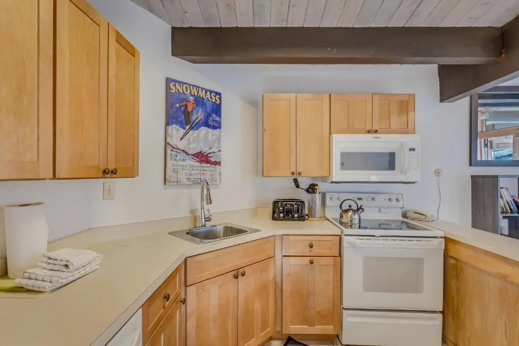 Laurelwood Condominiums Studio Deluxe Unit 414