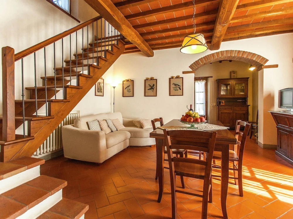 Villa with Spacious Garden, Swimming Pool, Hot Tub, Tennis Court near Cortona
