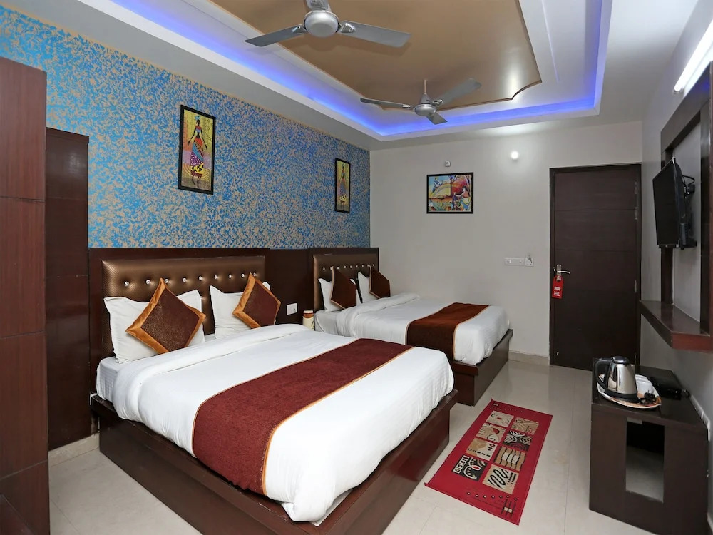 OYO 14220 Hotel BR Plaza