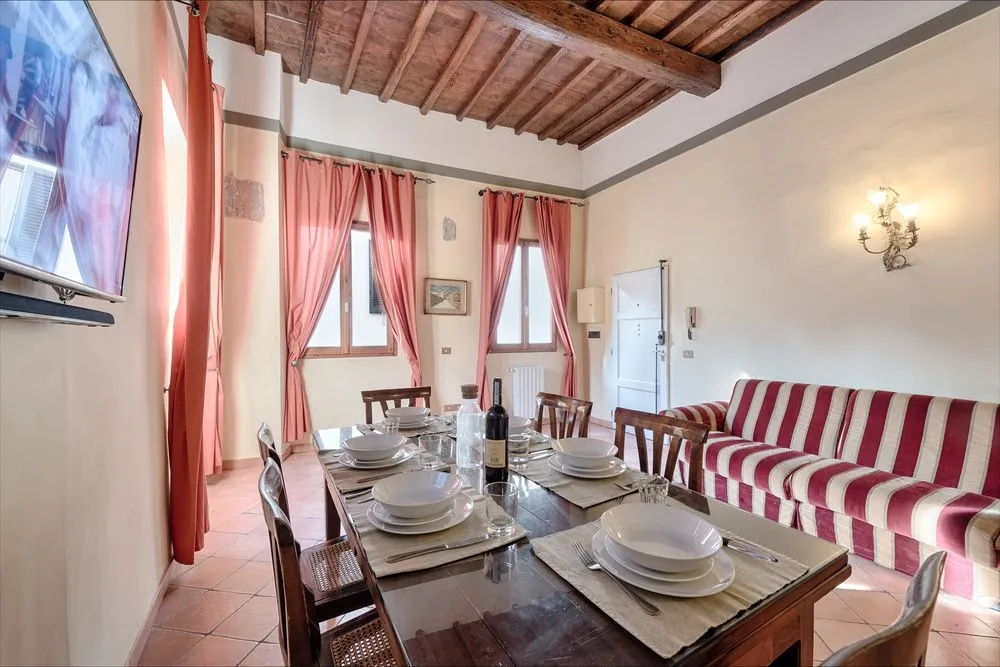 Rosa- Apartment with Terrace in Piazza Strozzi, Duomo