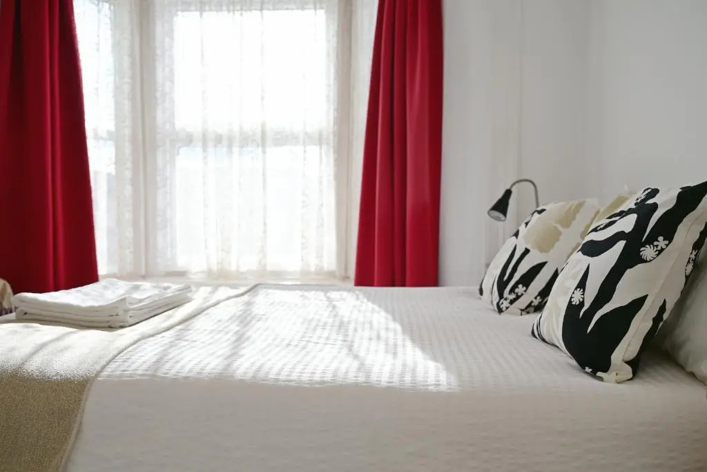 Shirley House 1, No-Frills Guest House, Self Catering, Smart Lock Check-in, Kitchen, Washer, Dryer, Great for Contractors