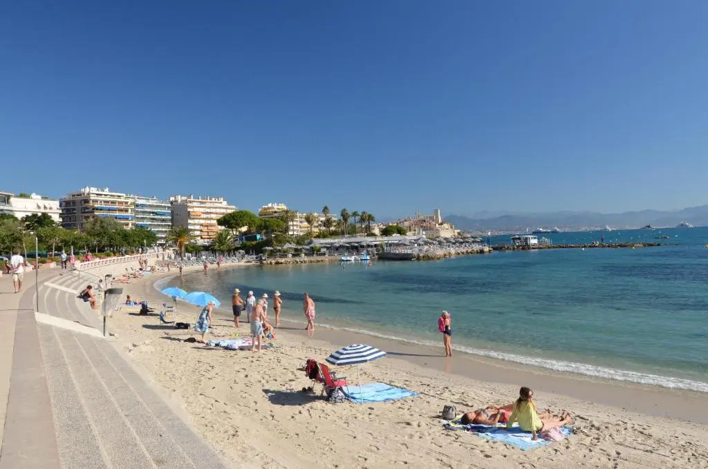2 pièces climatisé avec balcon dans le vieil Antibes, résidence moderne avec ascenseur