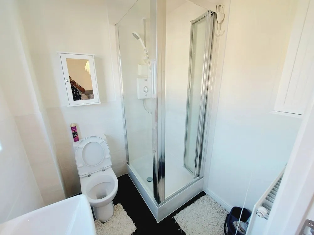 3 Guest Rooms in a 3bed house with kitchen, ENSUITE options also available