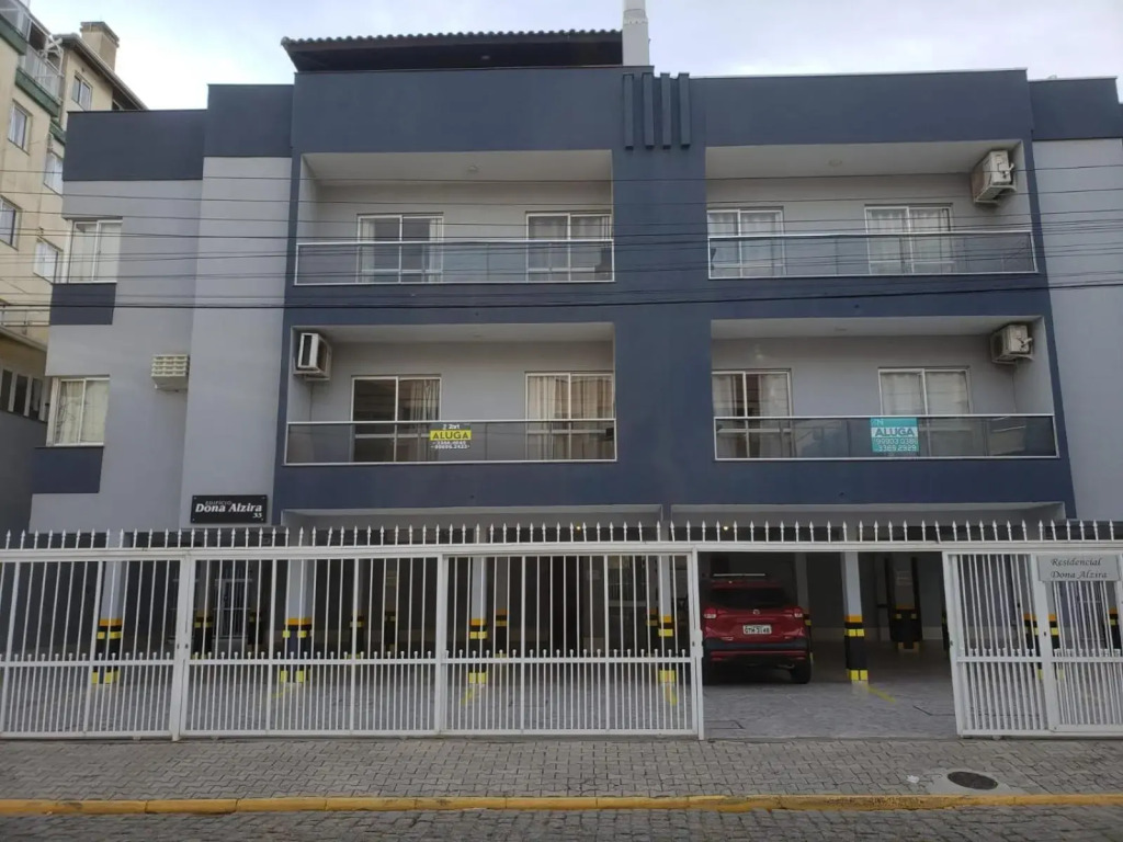 Apto 2 quartos no centro de Bombinhas, 130 metros praia