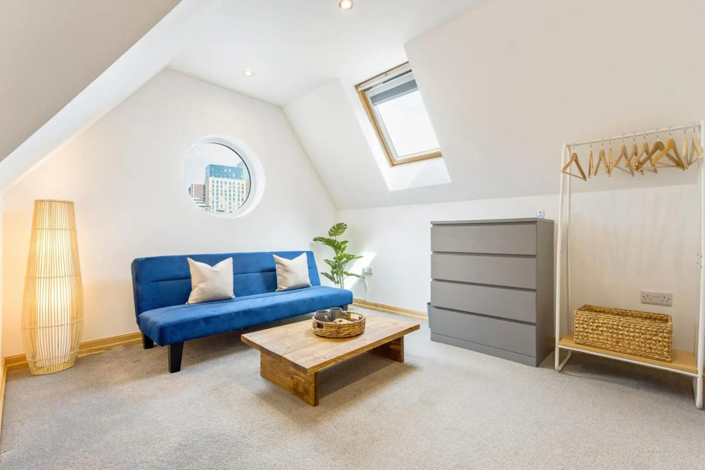 Large, newly renovated, three bedroom town centre duplex apartment with free parking, sleeps seven - Walking distance to beach