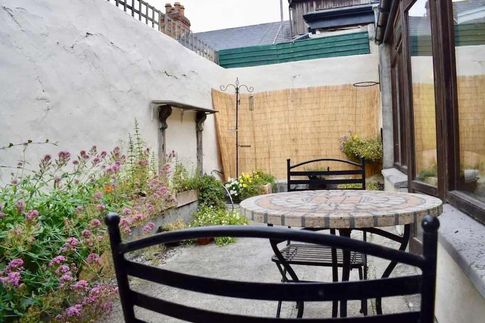 4 Bedroom Dublin Home Overlooking Canal