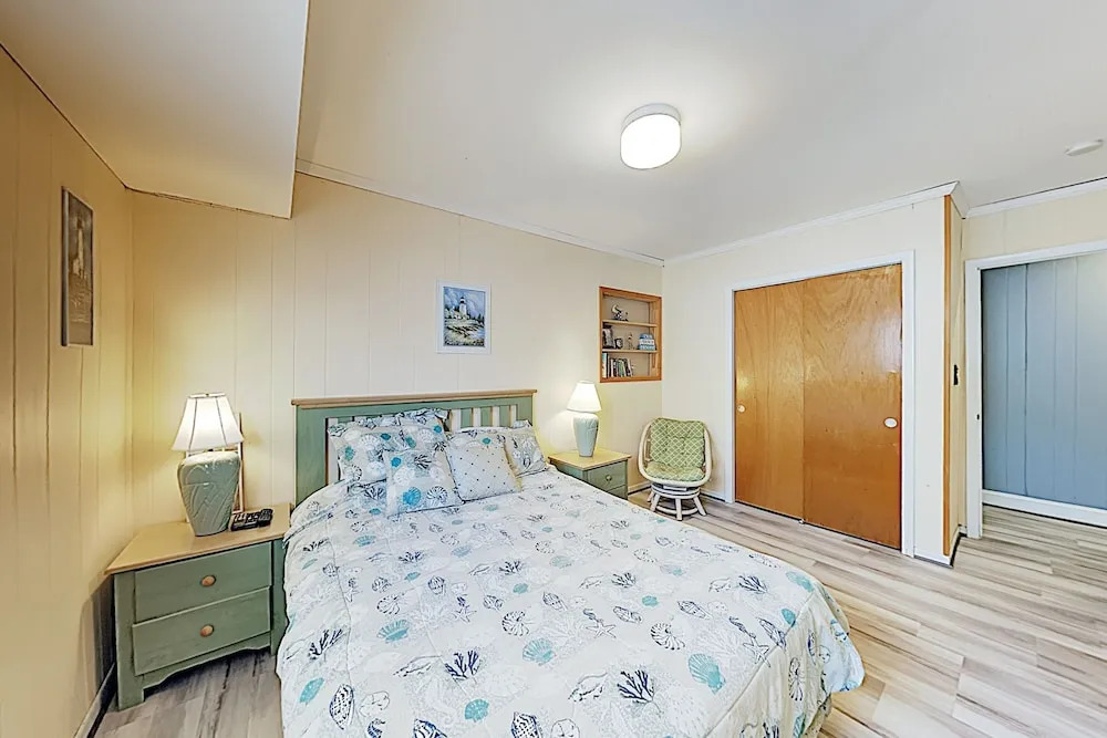 New Listing! Chic Nautical Getaway 300 To Beach 3 Bedroom Condo