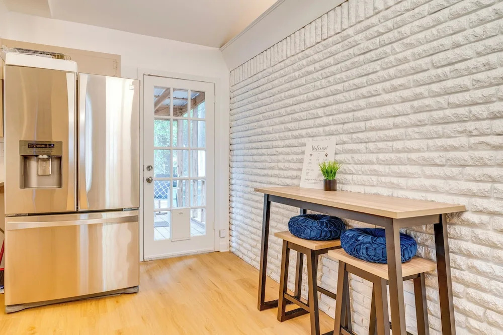 Walk to UT Austin! Charming Duplex w/ Game Room