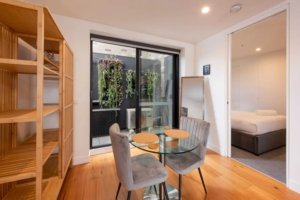 Modern 1 Bedroom Apartment in Brunswick East Near CBD