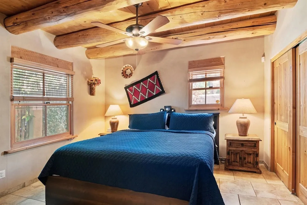 Kiva - Stunning & Lovely With Kiva Fireplace, Walk to the Plaza and the Railyard