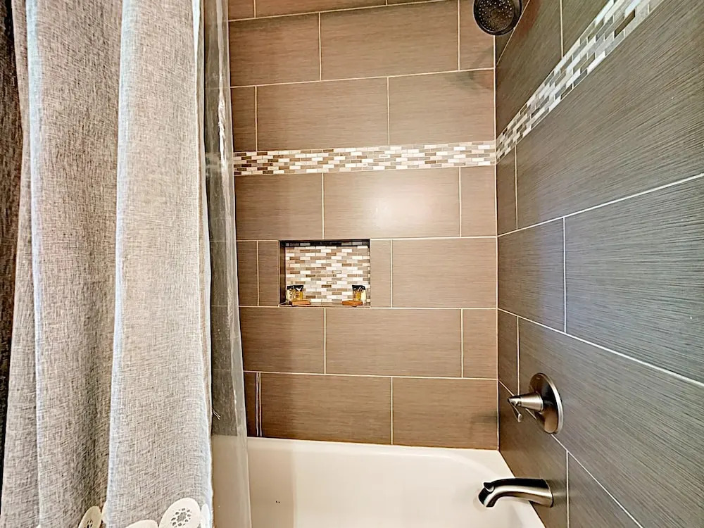3BR 2BA Remodeled Rosedale House by RedAwning