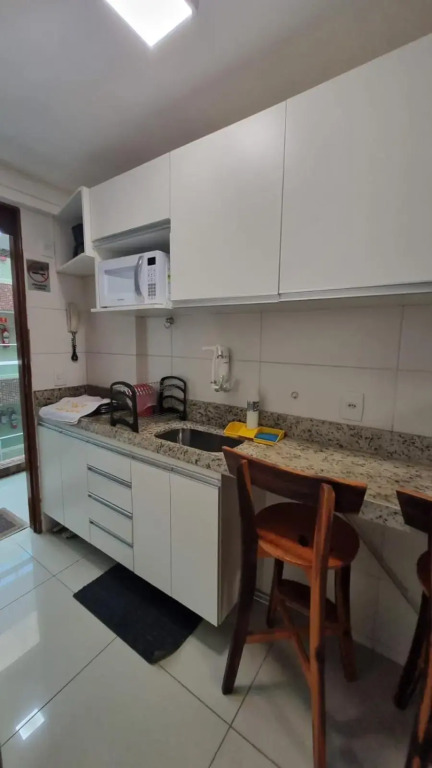 Confortável Flat com piscina de borda infinita na cobertura