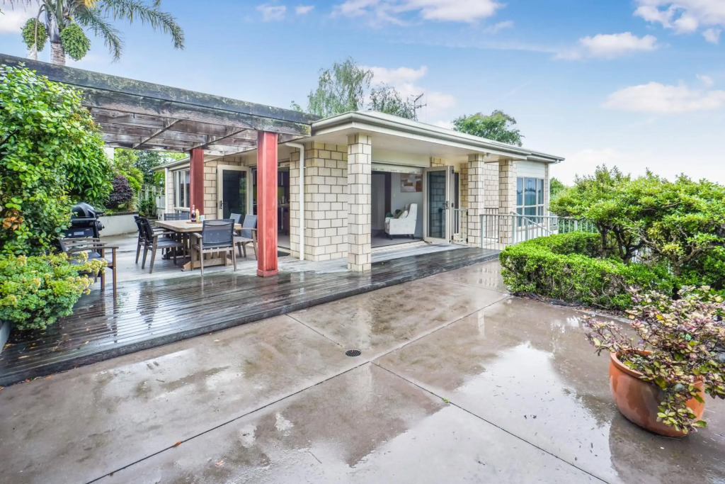 Lake Retreat - Hamilton Holiday Home