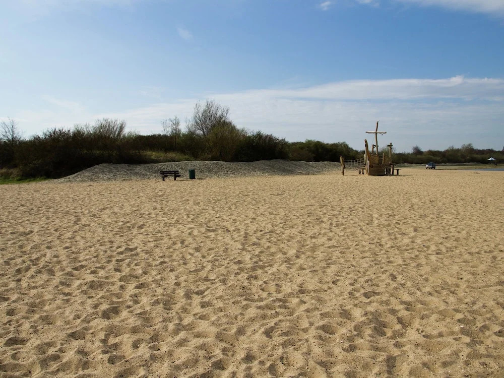 Luxury Holiday Home in Oostvoorne by the Lake