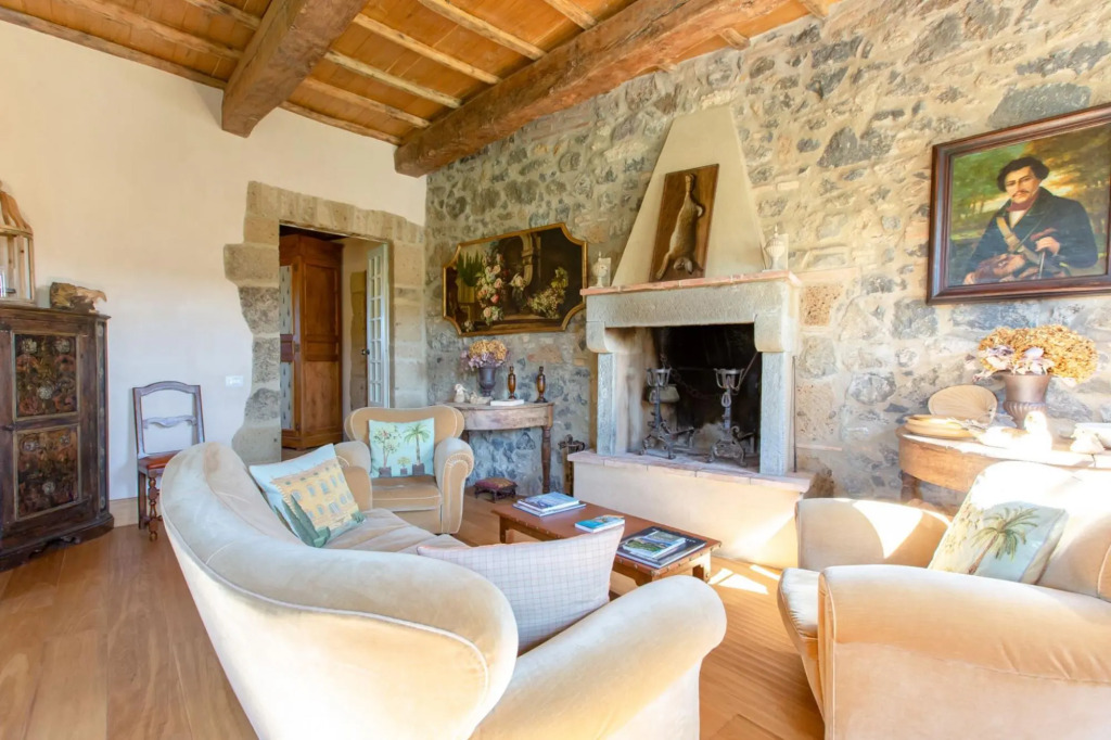 From the moment you enter the gates of the majestic driveway to the villa until you arrive at this b-La Colonica