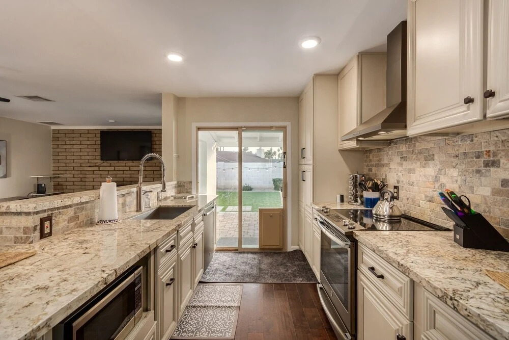 Showstopper!  3/2 With Sparkling Pool! Heart Of Phoenix! Sleeps 9! 3 Bedroom Home by Redawning